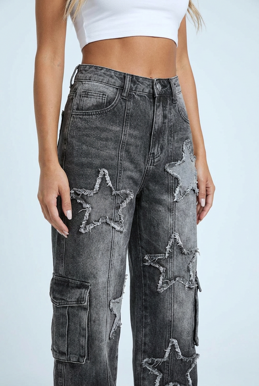 Washed Black jeans cargo baggy toppe stelle sfrangiate closeup