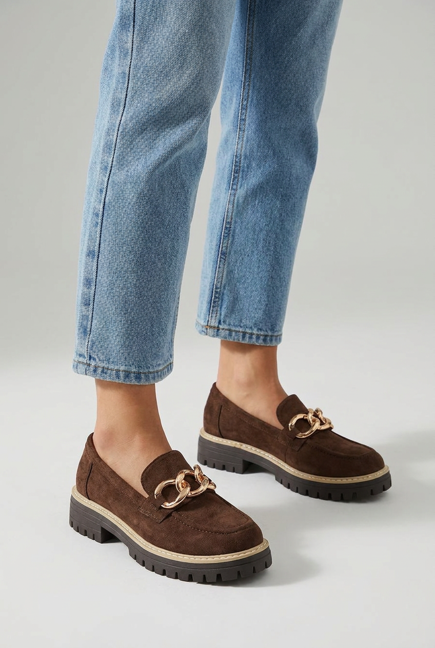 Coffee mocassini platform camoscio catena oro closeup