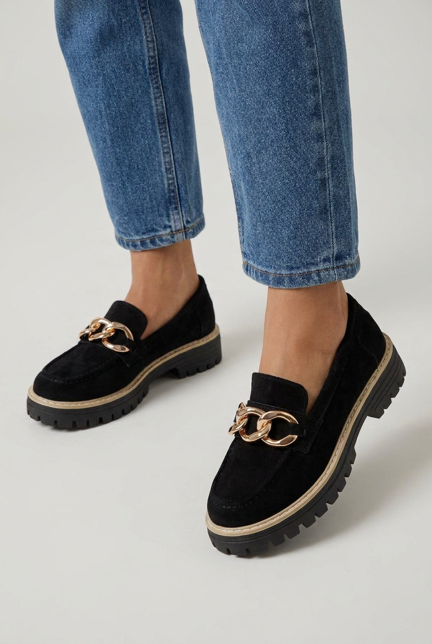Black mocassini platform camoscio catena oro closeup