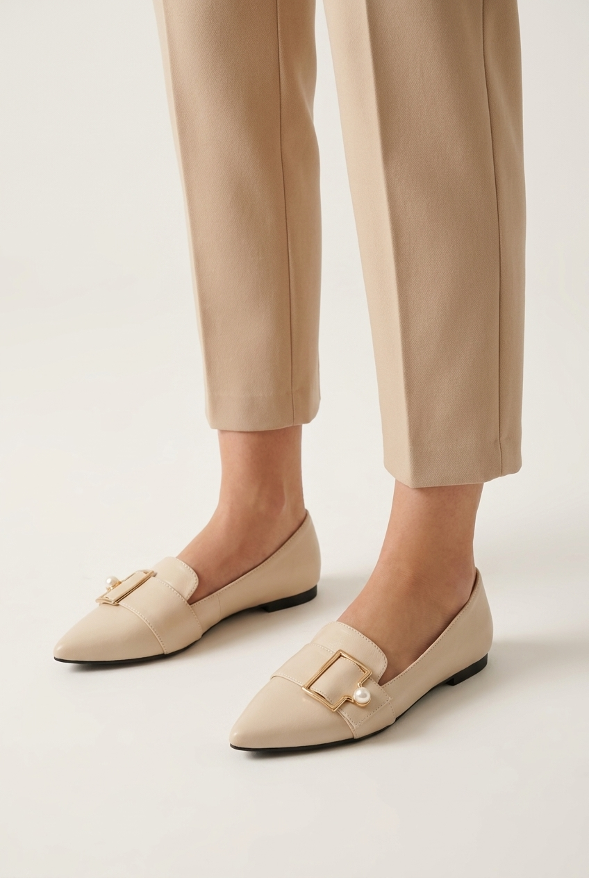Beige mocassini bassi punta boucle closeup
