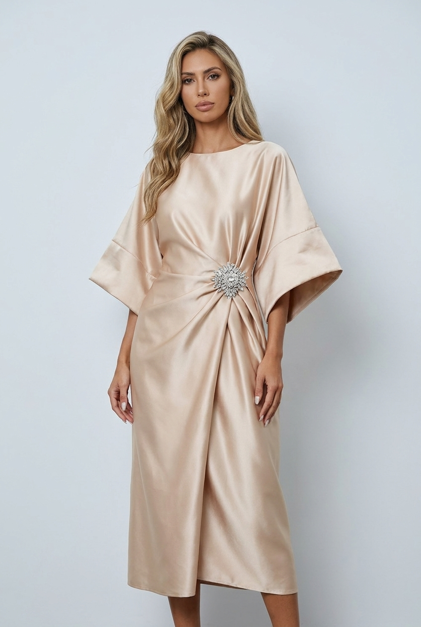 Beige abito midi raso manica kimono scollo barca broche vita closeup