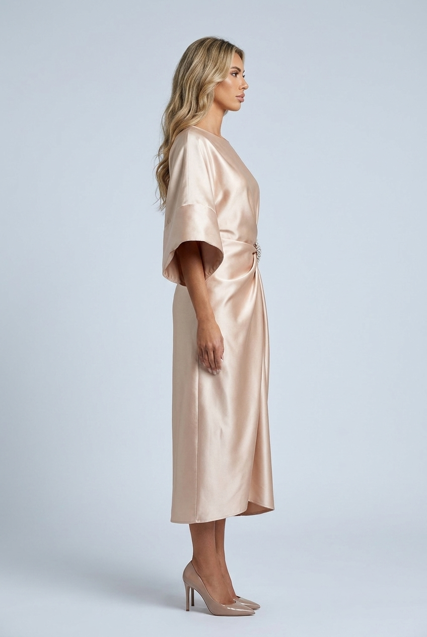 Beige abito midi raso manica kimono scollo barca broche vita side